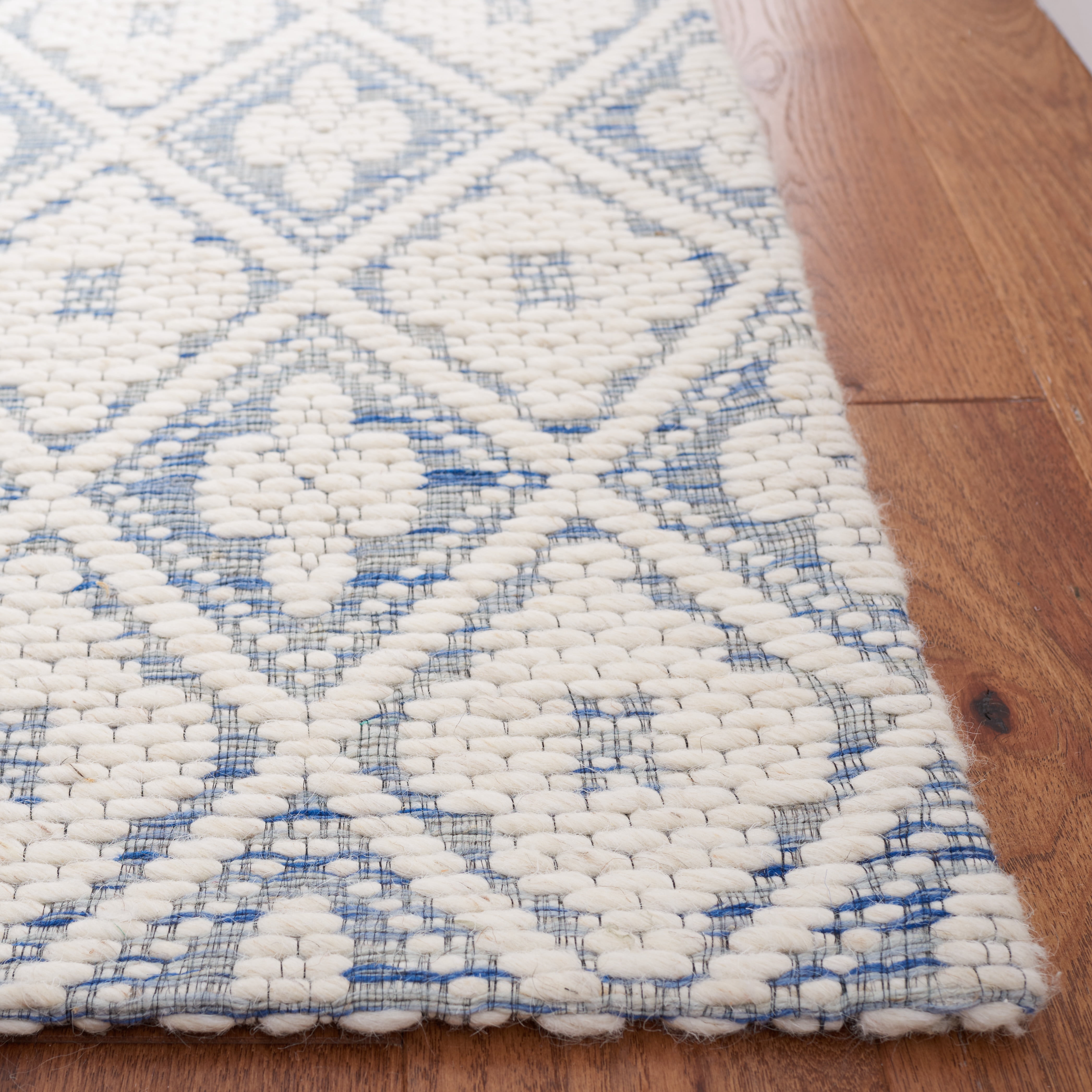 SAFAVIEH Marbella Rosario Geometric Area Rug, Blue/Ivory, 6' x 6' Square