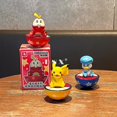 thumbnail image 3 of Serie Pokémon sentada en filas, adornos para vasos, figuras de juguete de moda de Pikachu, juguetes de escritorio para autos, cajas de regalos brillantes, 3 of 5