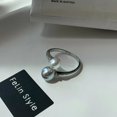 thumbnail image 3 of Nuevo anillo de perlas de dos colores para mujer, nicho de lujo, luz de lujo, apertura ajustable, joyería de mano, personalidad retro, anillo de moda, 3 of 4