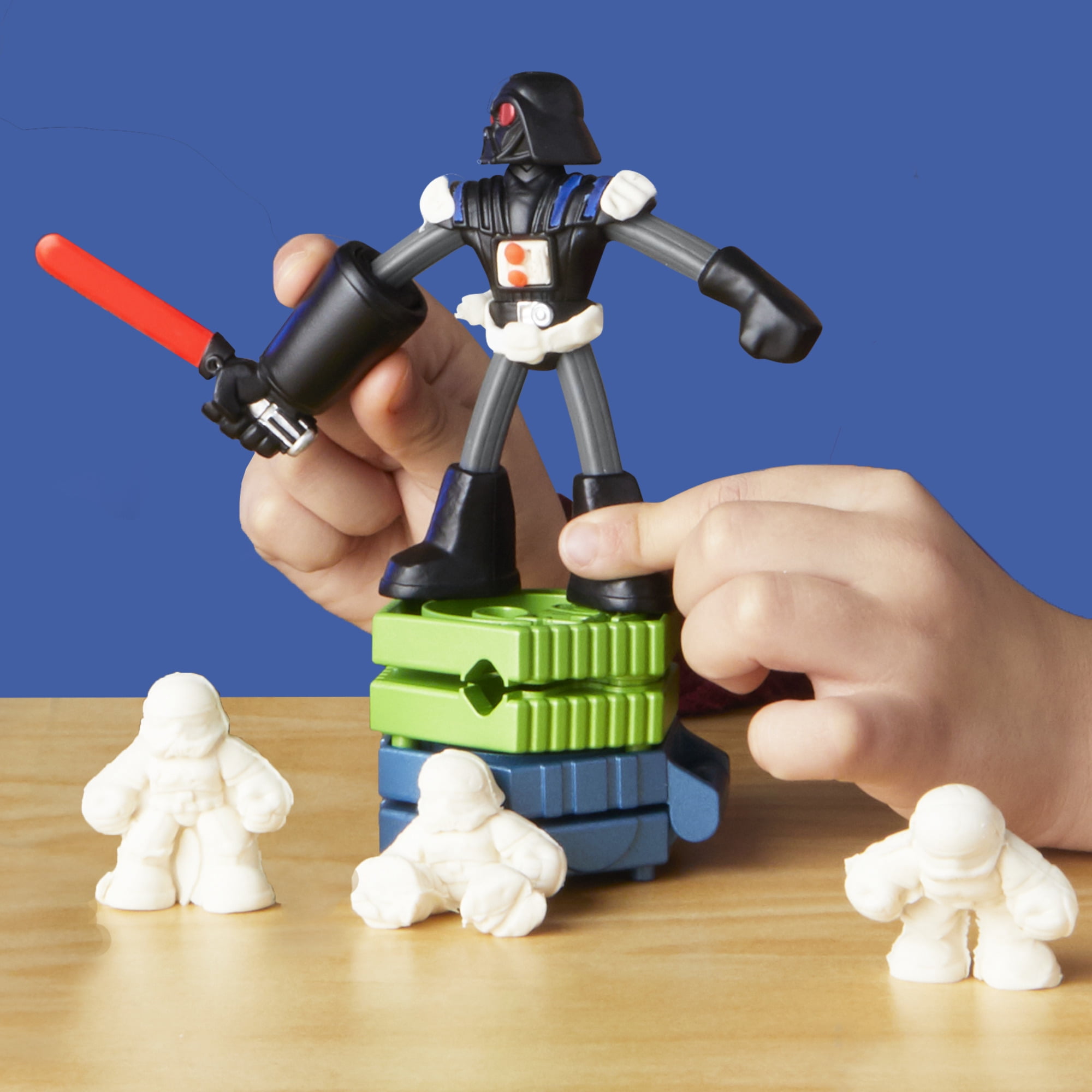 Play-Doh Star Wars Moulage sabre laser, coffret de pâte à modeler avec 2 figurines de 10 cm