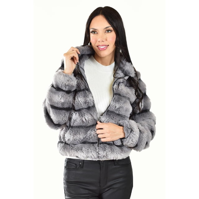 chamarra de peluche juvenil roman fashion gris, vista frontal 3/4; chamarra corta con cierre frontal y forro, corte ajustado a la cintura y acabado en rayas horizontales de peluche gris con textura esponjosa, modelo usa suéter blanco y pantalón negro sobre fondo neutro; también es adecuada como prenda de abrigo para viajes cortos.