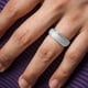 thumbnail image 5 of Alianza de boda de silicona para hombre, borde escalonado, con ranuras transpirables, 8 mm de ancho, 2,5 mm de grosor, 5 of 6