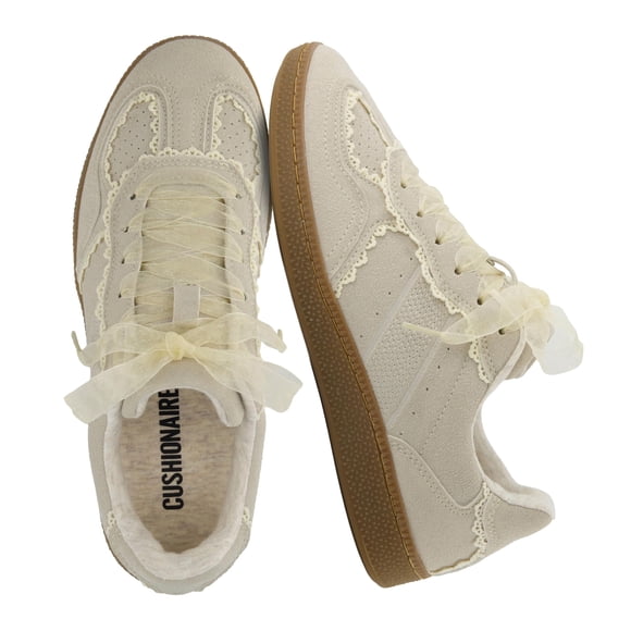 Zapatillas CUSHIONAIRE Belinda con detalle de encaje y cinta, marfil, 26 cm