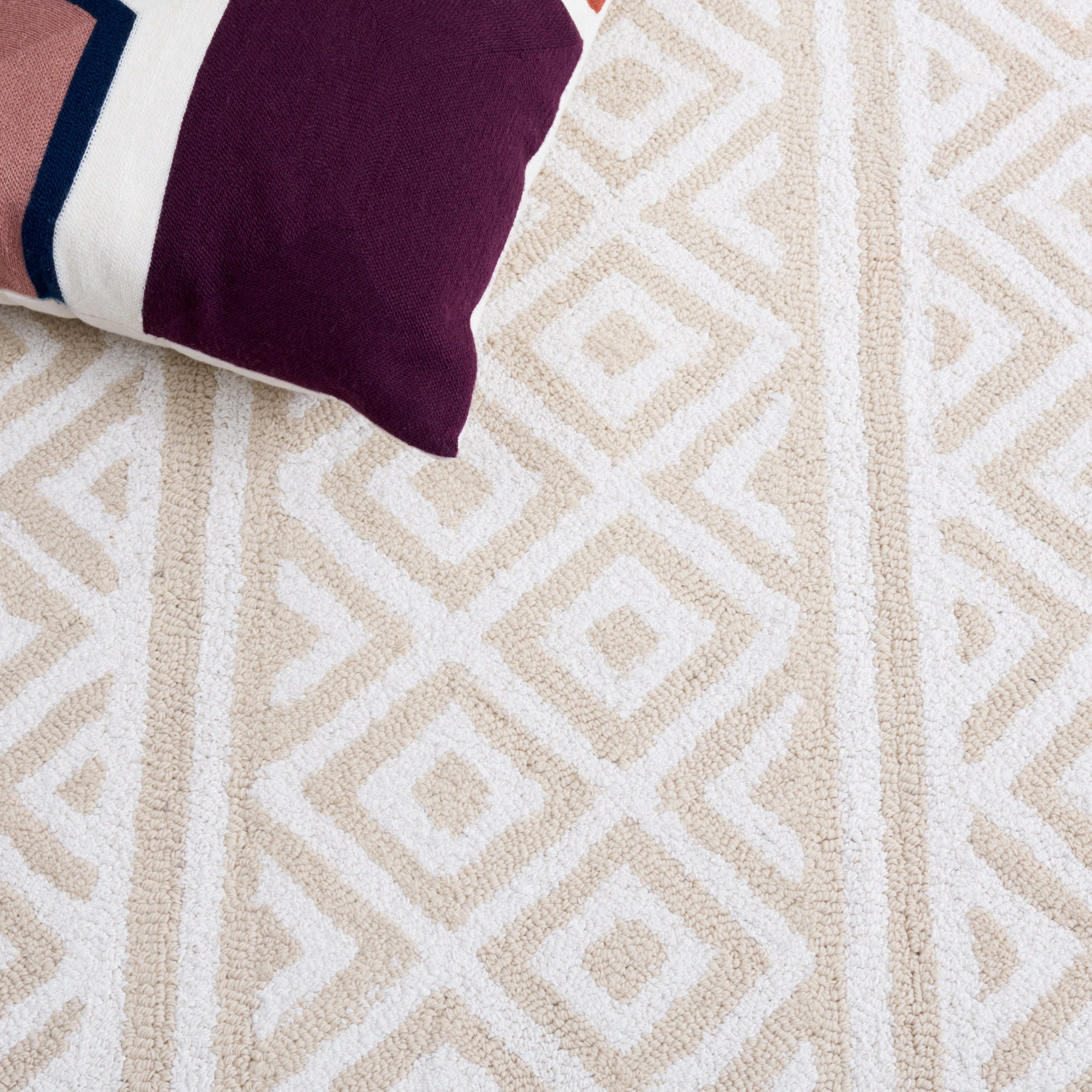 SAFAVIEH Capri Corinna Southwestern Area Rug, Ivory/Beige, 6' x 6' Round