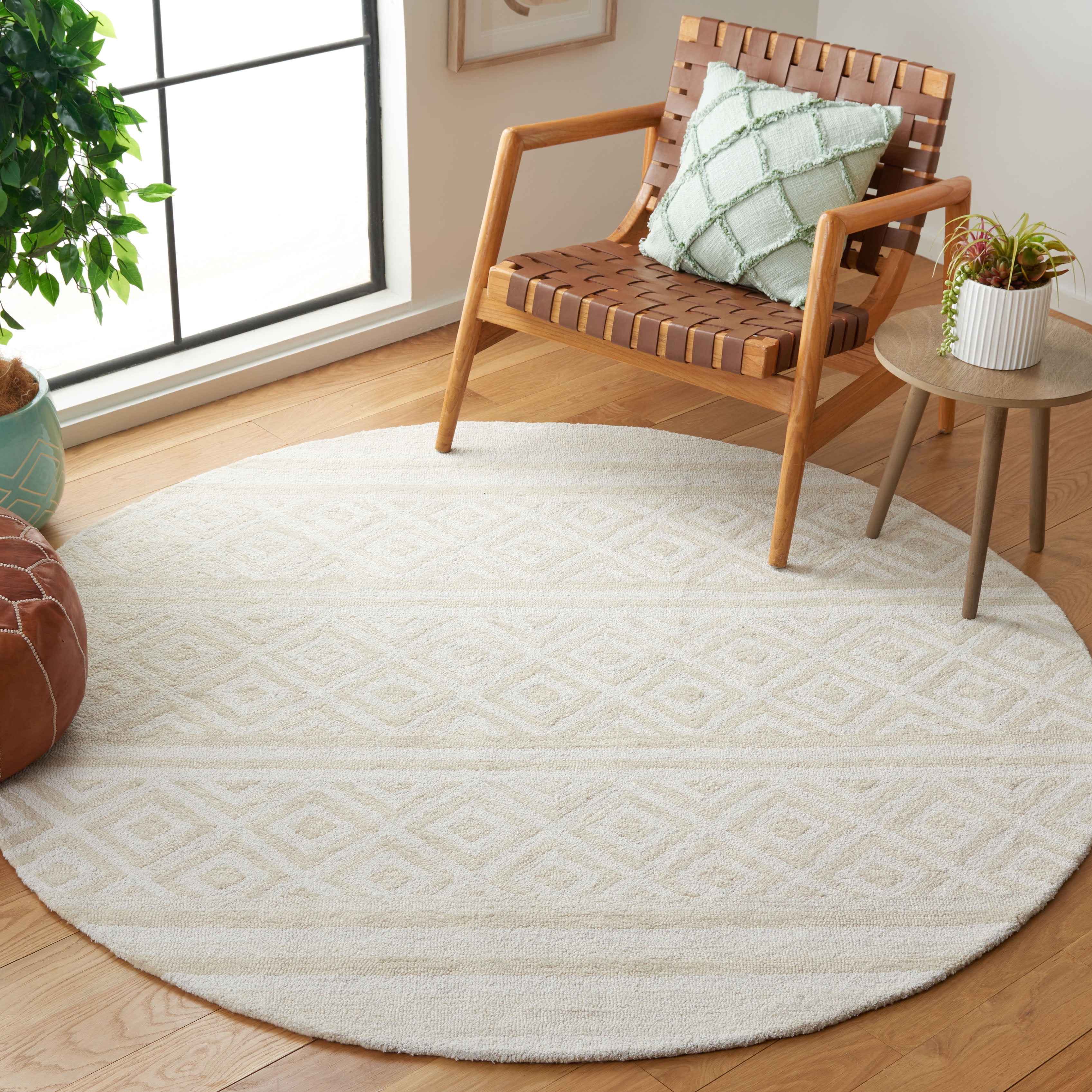 SAFAVIEH Capri Corinna Southwestern Area Rug, Ivory/Beige, 6' x 6' Round