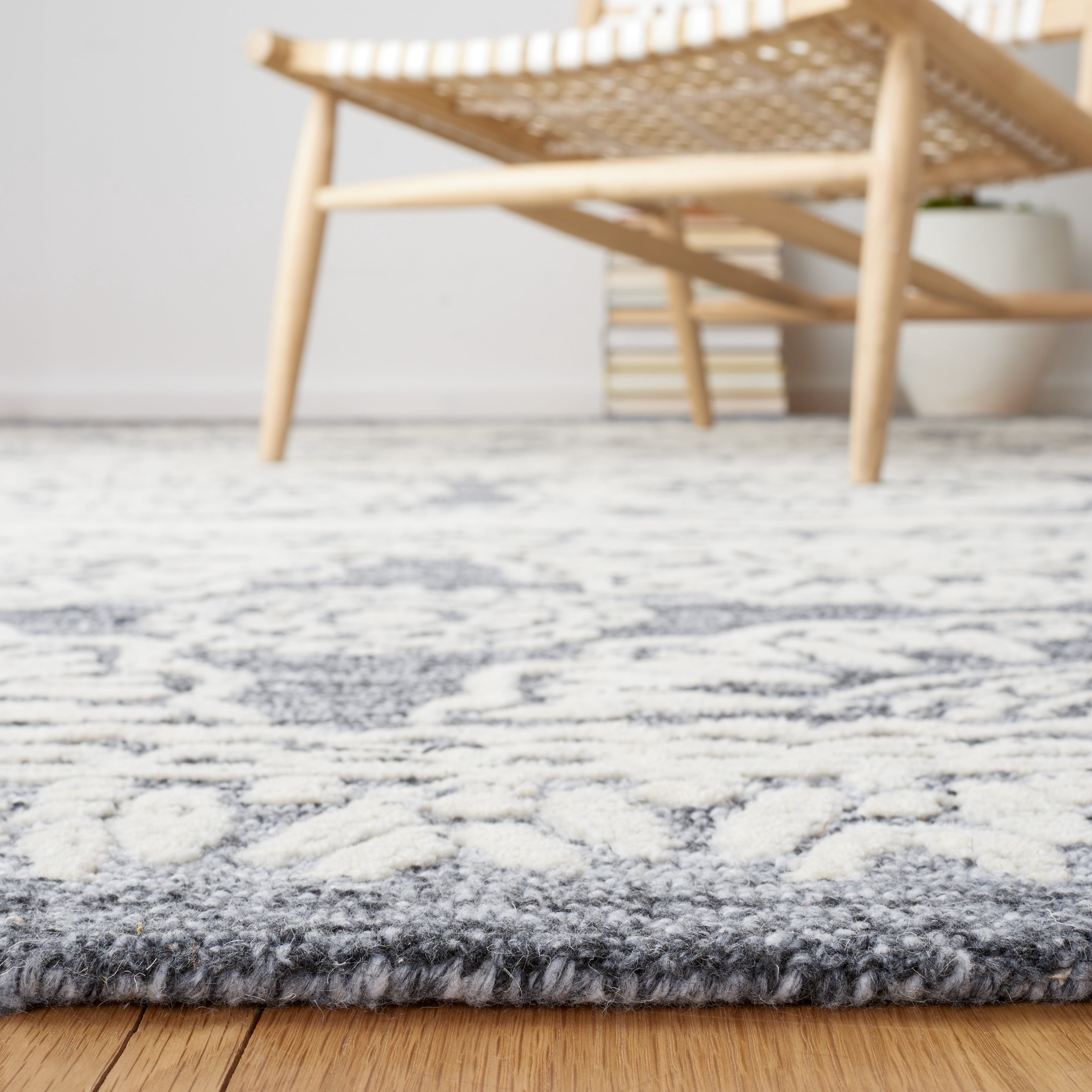 SAFAVIEH Metro Merrick Medallion Area Rug, Grey/Ivory, 6' x 6' Round