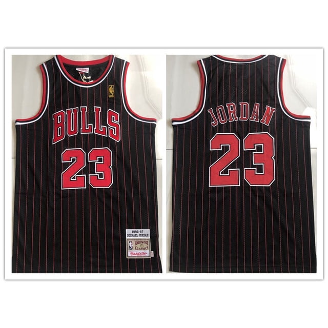 camiseta de baloncesto chicago bulls 2023nba negro michael 2023 jordan mvp negra con rayas verticales rojas, vista frontal y trasera; frente con texto BULLS y número 23 en rojo con borde blanco, atrás con JORDAN en arco y número 23 grande; escote redondo con ribetes rojo y blanco y parche en el dobladillo; adecuada para uso deportivo o como camiseta casual.