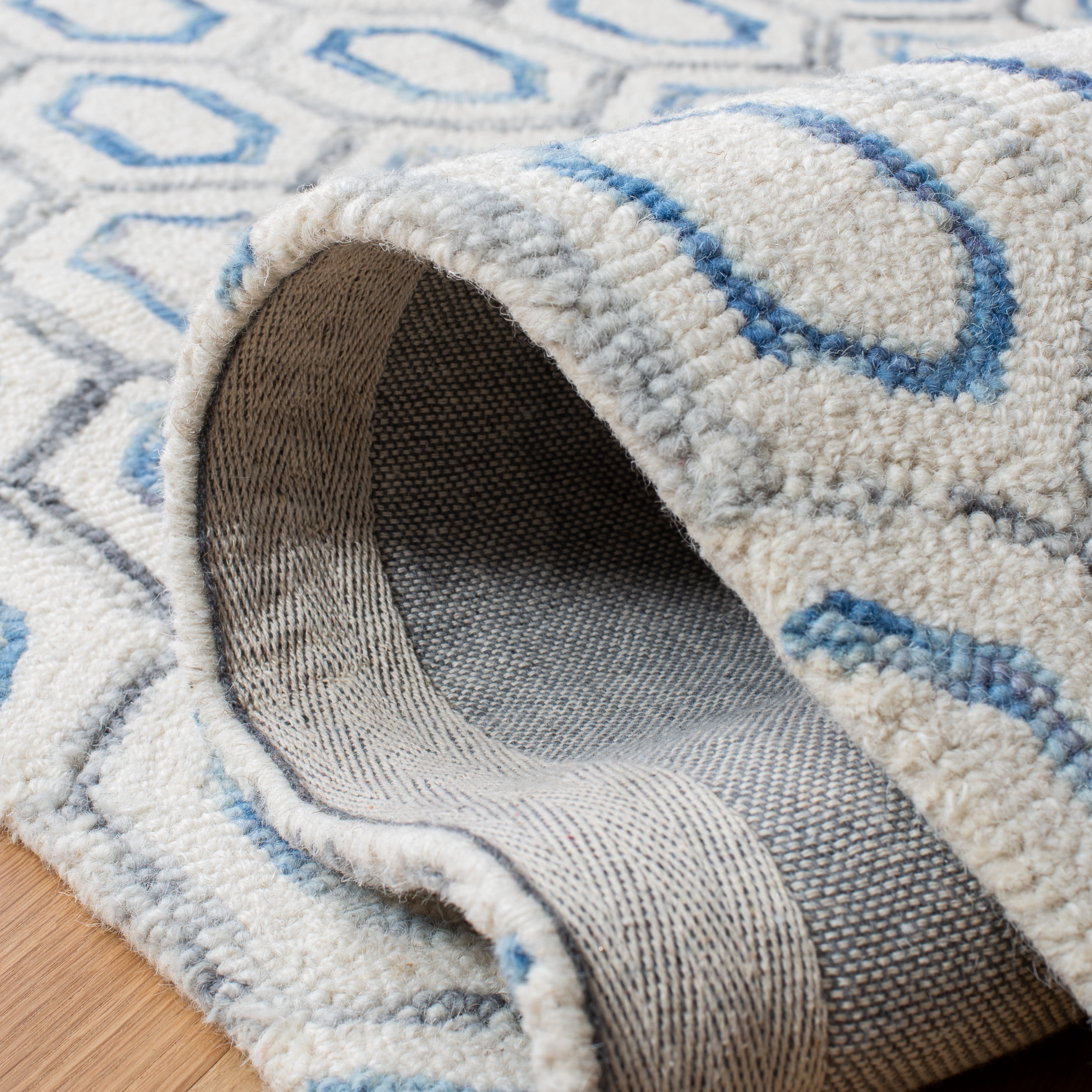 SAFAVIEH Metro Jessamine Geometric Area Rug, Ivory/Blue, 6' x 6' Round