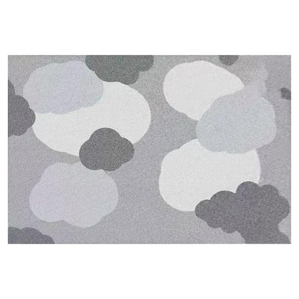 La alfombra de la sala de estar es geométricamente buena para uso doméstico. El dormitorio está cubierto con tapetes y la alfombra de la mesita de noche se usa como tapete.