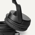 thumbnail image 3 of Auriculares con micrófono Amazon Basics con cable, plegables, negros, supraaurales, 3 of 5