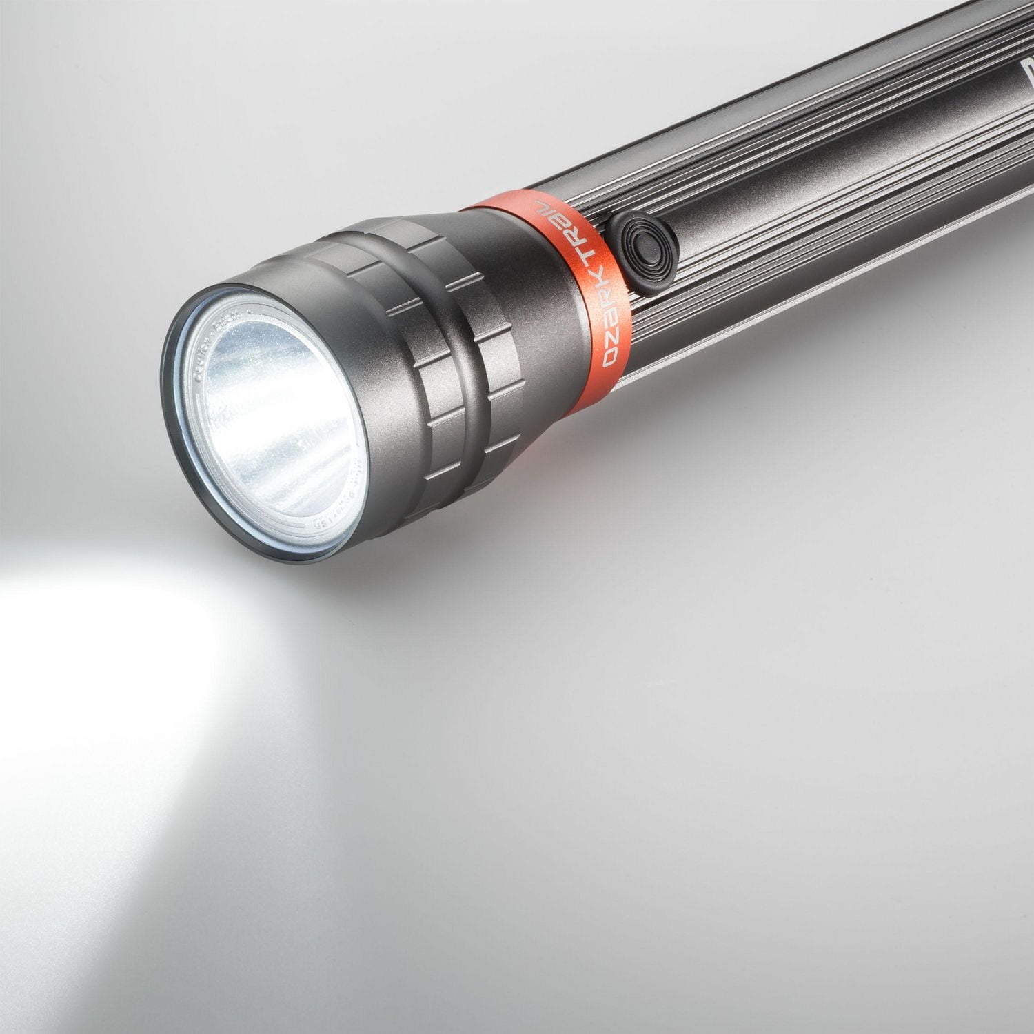 Lampe de poche à DEL Ozark Trail 1000 lumens - 6 piles AA incluses Lampe DEL camping compacte