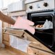 thumbnail image 4 of Guantes de silicona para horno resistentes al calor | Guantes de cocina aislantes engrosados antideslizantes para hornear, cocinar y asar a la parrilla | Protección a alta temperatura de hasta 250, 4 of 8