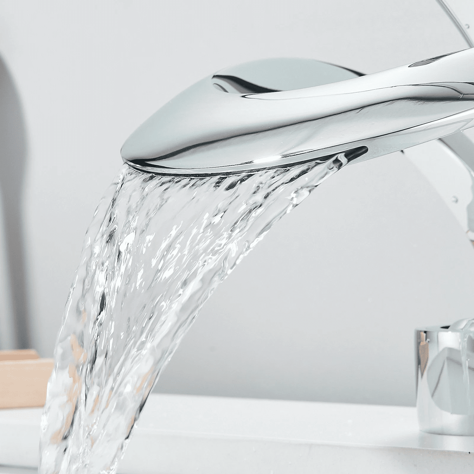Zovajonia Chrome Waterfall Bathroom Sink Faucet Round 1 Hole Single Handle Modern Basin Faucet Deck Mount Mixer Tap Creative Hollowed Body Design