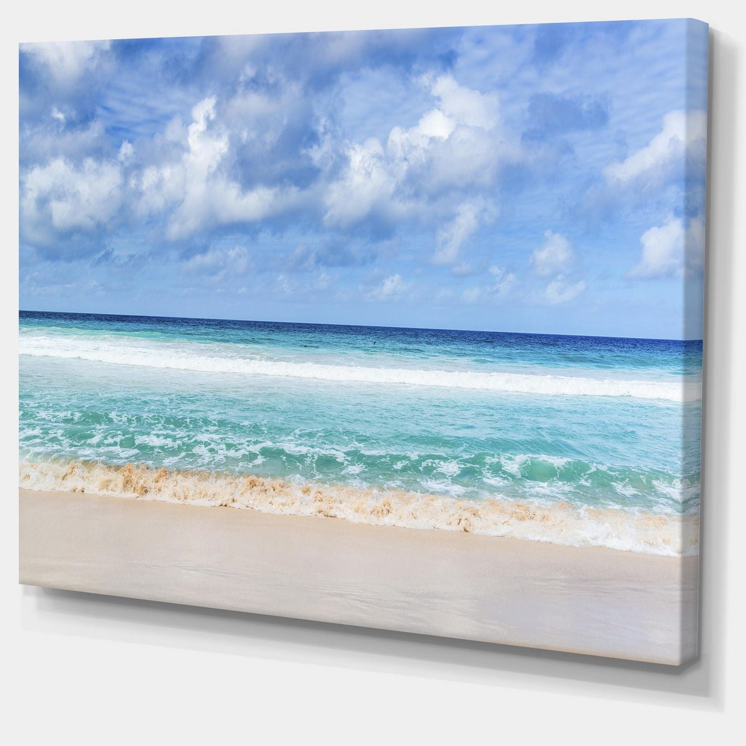 Designart Plage tranquille sous les nuages blancs Art mural sur toile