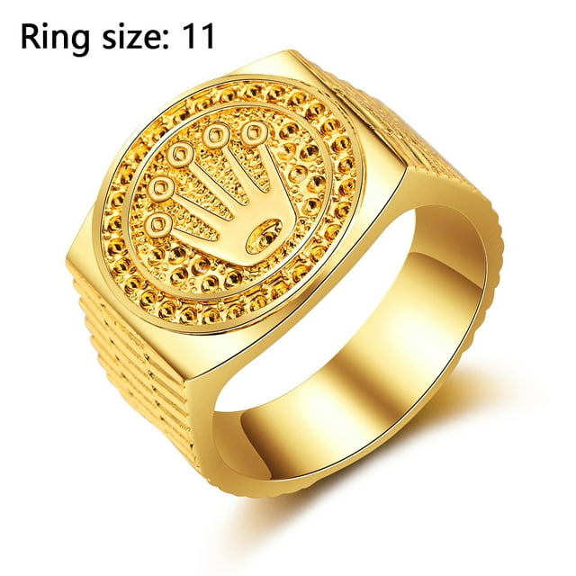 joyas y otros complementos anillo hombre hip hop plata oro corona heartbreak finger ring Anillo talla 11 en oro antiguo, vista 3/4 frontal de anillo de corona en aleación con placa circular grabada, detalles decorativos tipo remache alrededor, banda ancha estriada e interior liso pulido; a menudo usado como anillo de moda para estilo hip hop.
