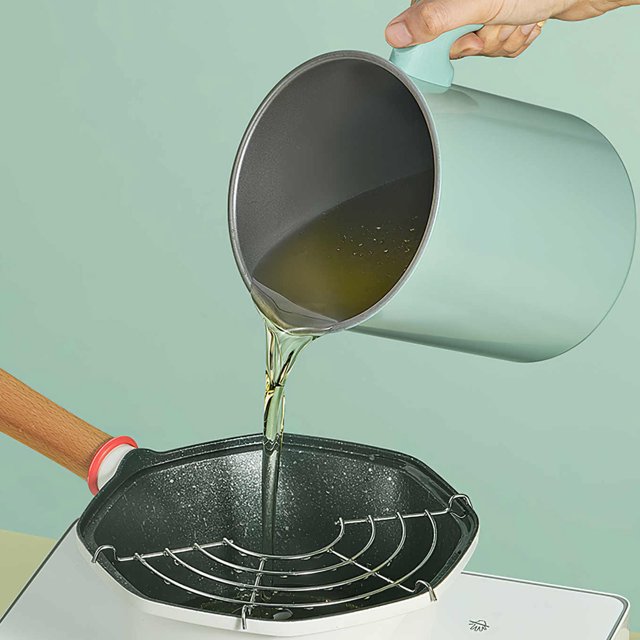 Multi-purpose Oil Can Large Capacity Residue Filter Oil Can Non-slip Stainless Steel Kitchen Drain Oil Storage Pot with Fine Mesh Filter for Home Kitchen Indoor