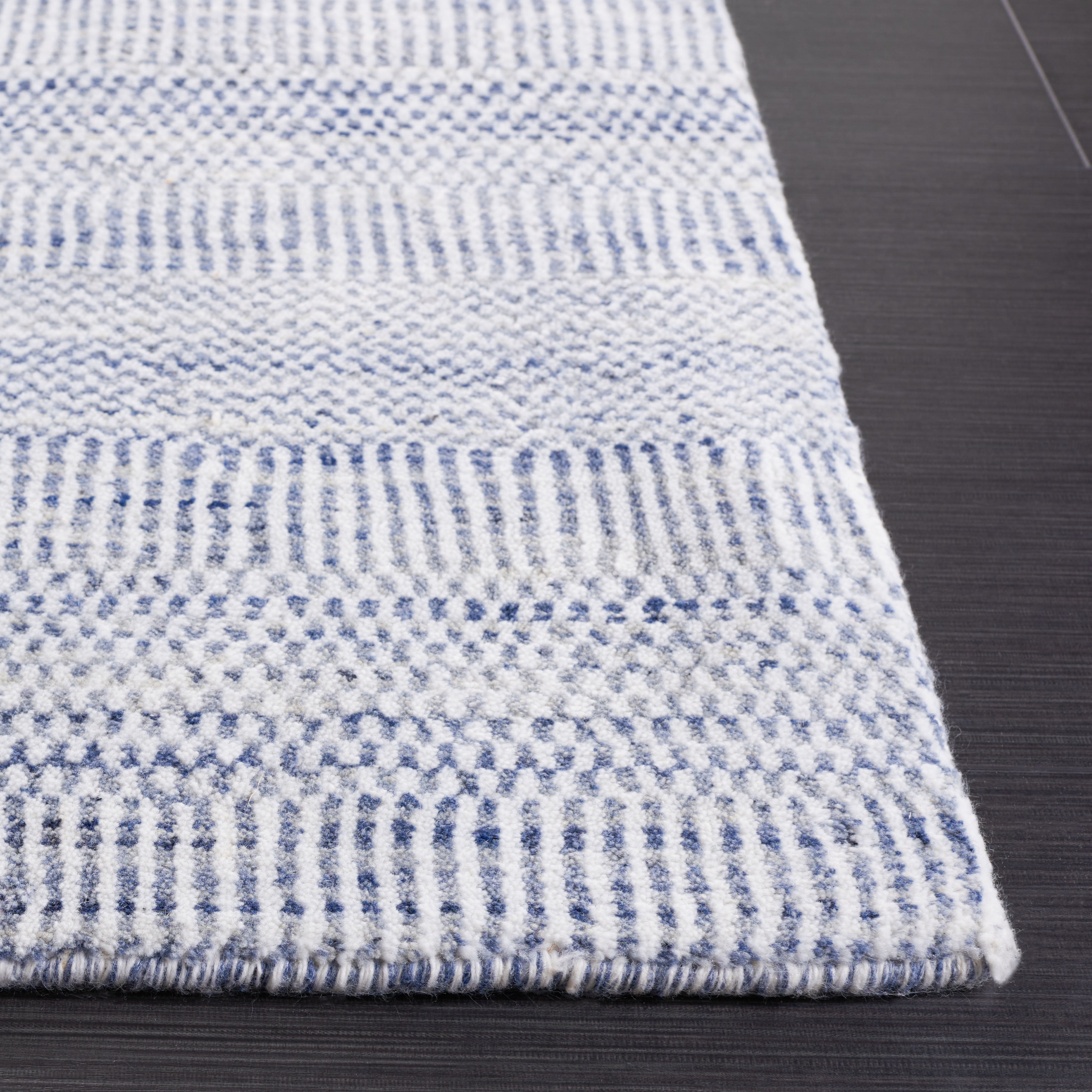 Safavieh Mirage Handan Distressed Polyester Runner Rug, Blue/Ivory, 2'3" x 9'