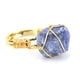 thumbnail image 1 of Xiao Hua Anillo natural hecho a mano, adecuado tanto para hombres como para mujeres, con alambre de cobre de piedra natural envuelto alrededor del anillo ajustable de apertura hecho a mano (azul), 1 of 5