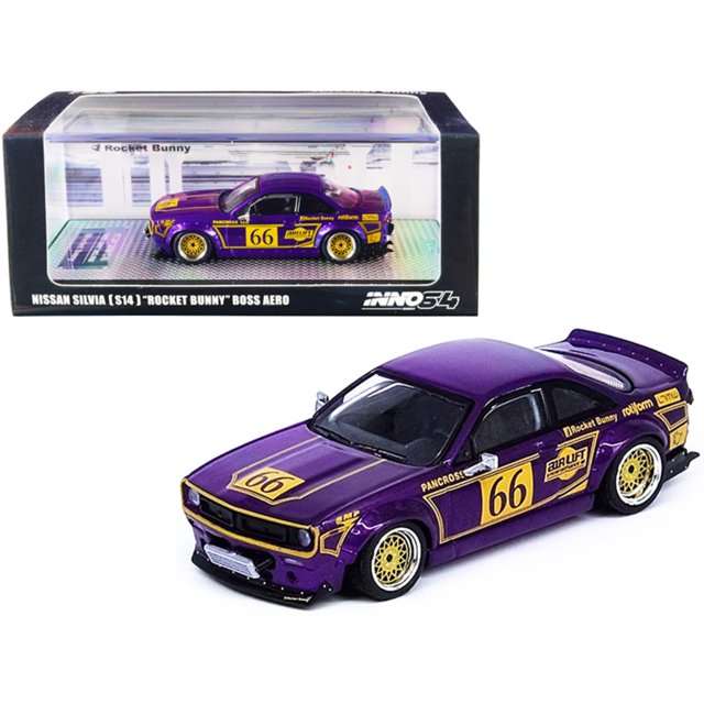 nissan silvia (s14) inno models rocket bunny boss aero # 66 morado metálico con gráficos dorados 1/64 modelo de coche diecast — vista 3/4 frontal baja del modelo a escala en morado metálico con número 66 y gráficos dorados; carrocería de metal fundido, llantas de caucho doradas tipo mesh, alerón trasero Rocket Bunny, splitter delantero y detalles pintados en puertas y capó; también mostrado dentro de su vitrina de plástico en caja nueva; apto para colecciones y exhibición en estantería.
