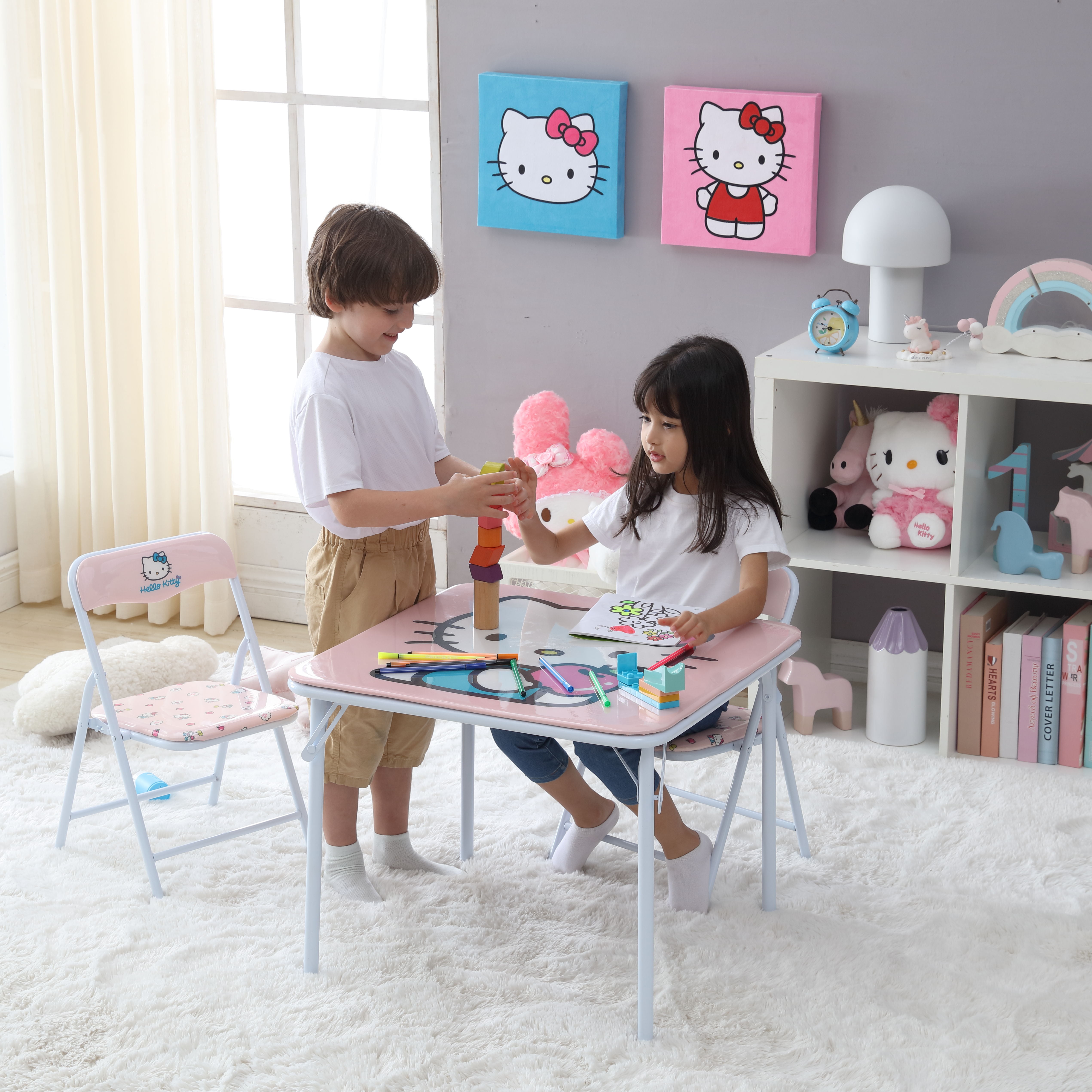 HELLO KITTY テーブル 60cm x 80cm Hello Kitty Kids' 3-Piece Table and Chairs Set, Pink