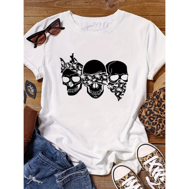 Camiseta de moda con cuello redondo y tres calaveras.