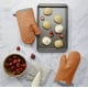thumbnail image 2 of Juego de guantes de cocina KitchenAid Asteroid, color naranja miel y algodón, 2 of 6