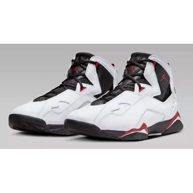 n i-k-e a i r-jor-dan true flight chicago white red black 342964-160 men's shoes new par frontal en tres cuartos de tenis altos en blanco con paneles negros, lengüeta de malla negra, logo Jumpman rojo en el tobillo, entresuela esculpida en negro y rojo y suela de goma negra sobre fondo gris. También adecuado para uso casual diario o colección urbana.