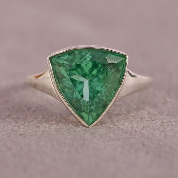 925 Sterling Silver Green Sapphire Ring, Trillion Cut Gemstone Ring, Chunky Ring, Solitaire Ring, Handmade jewelry, Vintage Ring.