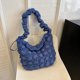 thumbnail image 5 of 6922-1 Hilo bordar acolchado Nube plisada Gran capacidad Abajo Bandolera ligera Ropa algodón Bolso mujer (azul oscuro) Azul zafiro, 5 of 9