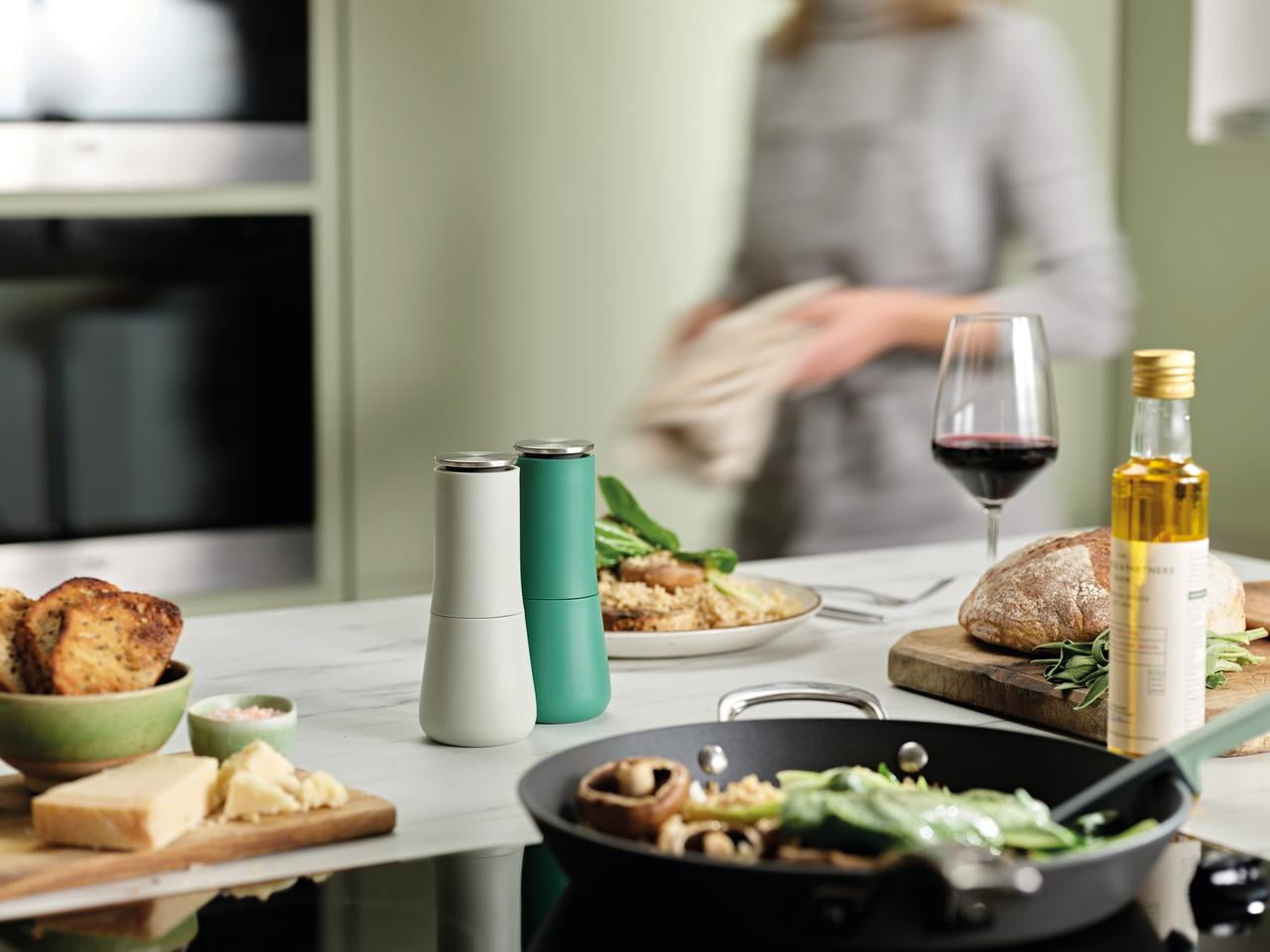 Joseph Joseph Milltop Salt and Pepper Grinder Set, Adjustable Grinding Size