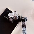thumbnail image 2 of Funda para AirPods Pro 2 con estampado Cool Scream y llavero de terror, 2 of 7