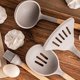 thumbnail image 4 of Elementos esenciales de cocina: juego de utensilios de cocina de silicona resistente al calor, flexible y duradero para compatibilidad antiadherente, mango de madera, diseño ergonómico, protección, 4 of 5