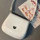 thumbnail image 5 of Bolso de hombro elegante de cuero PU blanco ligero y de diseño moderno para mujer, 5 of 8