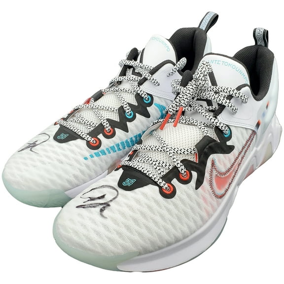 Giannis Antetokounmpo Autographed White Nike Immortality Shoes Milwaukee Bucks Size 17 Pair Beckett BAS QR 197439