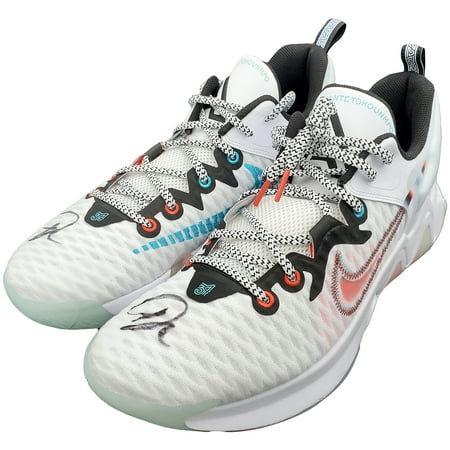 Giannis Antetokounmpo Autographed White Nike Immortality Shoes Milwaukee Bucks Size 15 Pair Beckett BAS QR 197435