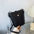 thumbnail image 2 of Bolso de cuero suave de alta calidad con patrón tejido para mujer, nuevo estilo 2025, bolso bandolera con textura de nicho, bolso tipo cubo ligero y lujoso con temperamento, 2 of 4