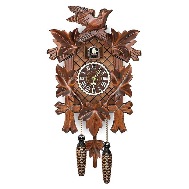 reloj de cuco alemán de la selva negra bronceado jianjun reloj de pared vintage, vista frontal centrada de casa tallada en MDF color madera bronceada con techo de tejas, hojas y pájaro tallados, esfera circular con números romanos y manecillas doradas, pesas en forma de piña colgando y pequeña puerta del cuco abierta; decorativo para sala o dormitorio, tamaño aprox. 26 x 6 x 14 cm, también usado a menudo como pieza de colección decorativa.