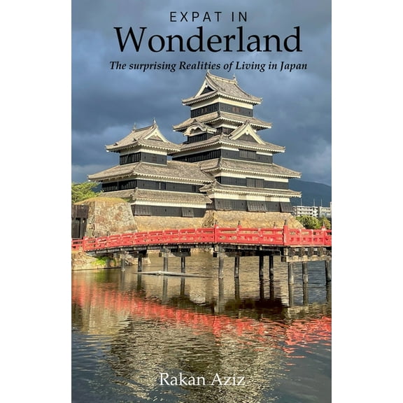Expat in Wonderland: The surprising Realities of Living in Japan, (Paperback)