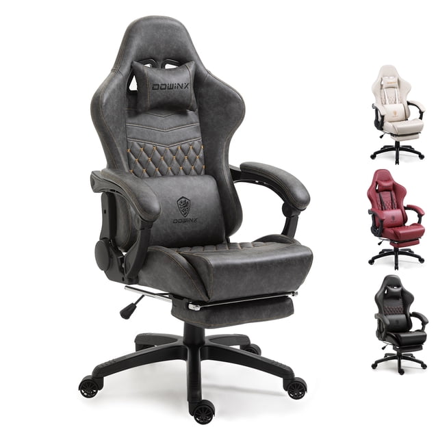 silla gamer pro dowinx | ergonómica, reclinable 180°, masaje lumbar usb, reposapiés retráctil, ajustable | cuero sintético premium Silla gamer Dowinx gris, vista frontal 3/4 con respaldo alto tipo racing; tapizado en cuero sintético estilo fibra de carbono y costura romboidal, cojín cervical y cojín lumbar con masaje USB. Reposapiés retráctil desplegado, apoyabrazos ajustables, palanca de reclinado hasta 180°, base con ruedas 360° y pistón Clase 4; ideal para gaming, home office y también adecuada para descansar o estirar las piernas.