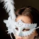 thumbnail image 2 of Media máscara con plumas blancas con decoración floral y de cristal, 2 of 3