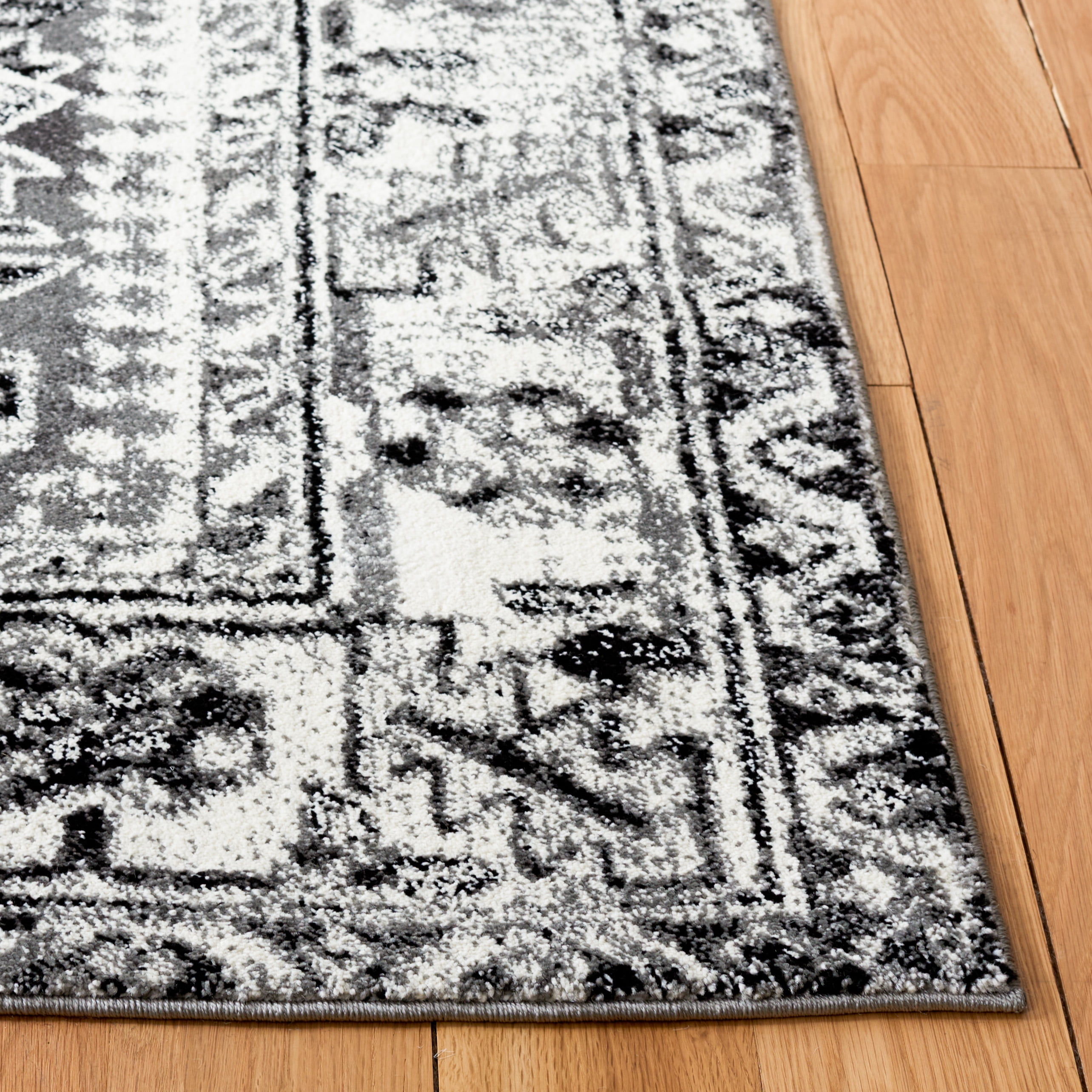 Safavieh Vintage Hamadan Dania Oriental Area Rug, Gray/Ivory, 2'3" x 4'