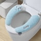 thumbnail image 4 of Funda para el asiento del váter | Cojín adhesivo de poliéster mullido para cuatro estaciones | Asiento de inodoro lavable engrosado | Instalación suave, cálida y fácil | Azul cielo, morado, blanco |, 4 of 6