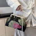 thumbnail image 4 of 2024 Nuevos bolsos cruzados de moda con perlas para mujer, bolsos con cadena de flores para mujer, bolsos versátiles de estilo coreano bordados, 4 of 5