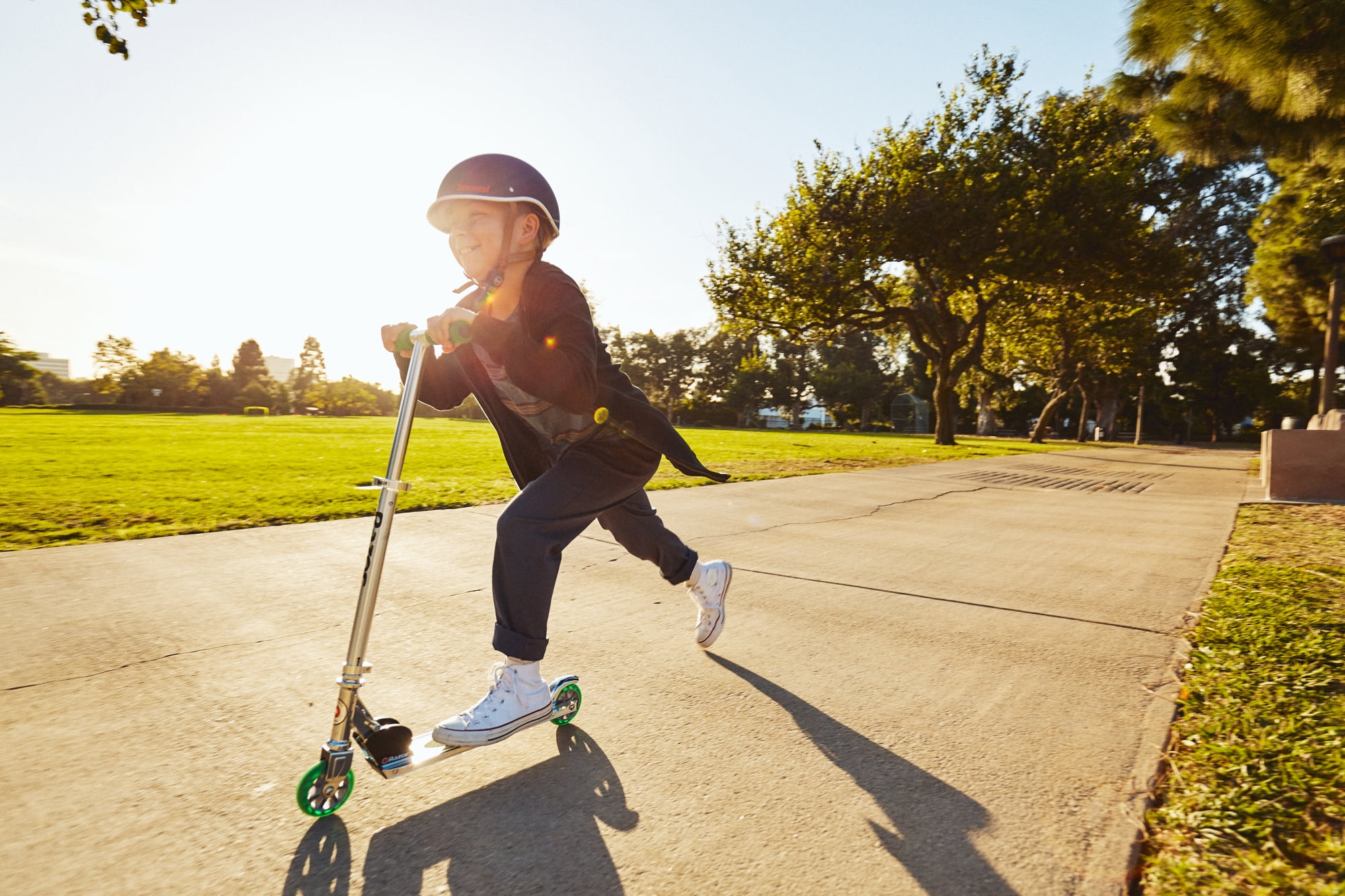 Razor A Youth Kick Scooter  Lightweight, Foldable, Aluminum Frame, Adjustable Handlebars  (图3)