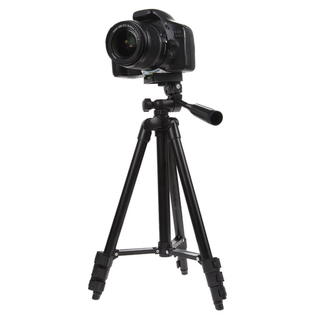 trípode de viaje profesional cámara digital videocámara video tilt pan trípode negro de aluminio 1/4" con cabeza fluida giratoria 360° y mango de paneo; vista frontal 3/4 con cámara montada, patas telescópicas con cierres rápidos, altura ajustable 350–1020 mm, longitud plegada 355 mm y carga máxima 2.5 kg, adecuado también para estabilizar cámaras compactas en viajes.