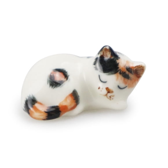 WitnyStore Japanese Bobtail Cat Figurine - Collectible Animal Art - Miniature Hand Made and Painted Ceramic Table Decor Perfect for Gifts and Souvenirs - 1" L x 1/2" H x 1/2" W