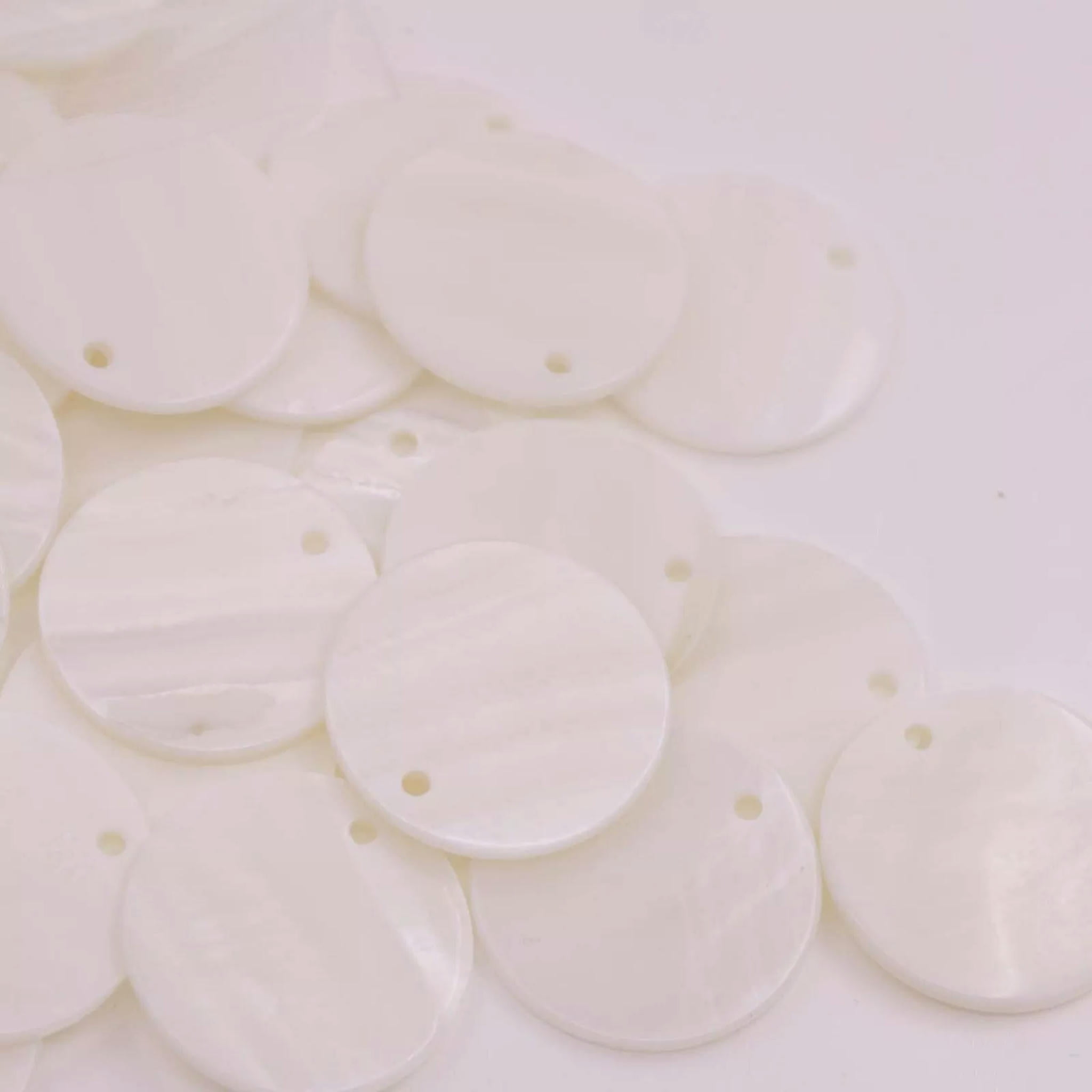 EOEMY 50 Pcs 25mm White Mother Of Pearl Round Coin Shell Pendants Loose Beads