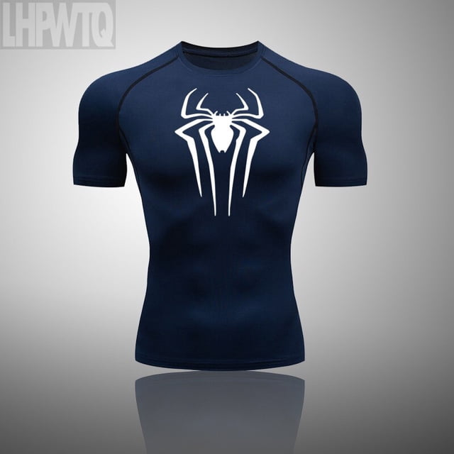 camiseta de compresión para hombre, camiseta de manga corta de secado rápido, para fitness, gimnasio, superhéroe, deporte, correr, rashgard, nueva — frontal centrada de camiseta compresiva azul marino con gran logo de araña blanca en el pecho; corte ajustado, costuras planas en hombros y mangas, tejido liso y elástico de poliéster de secado rápido; fondo de estudio gris. Ideal como capa base deportiva para entrenamientos y carreras.