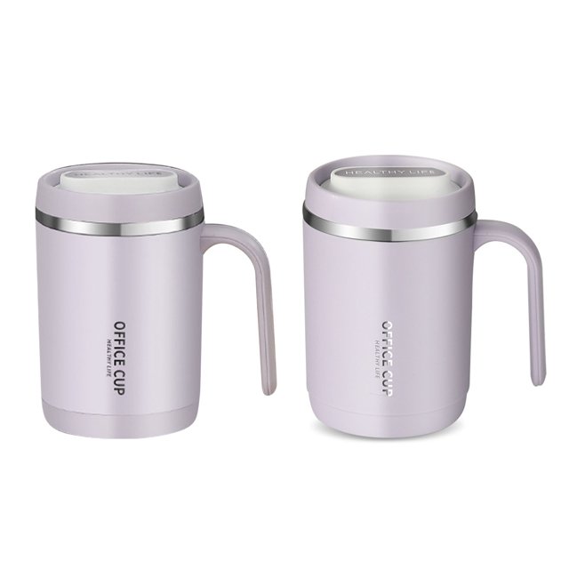 taza de agua potable morada de gran capacidad con mango cubierto de acero inoxidable oso de fresa 304 Vista frontal y 3/4 de dos tazas moradas de 13 x 11 cm con asa cubierta, tapa con anillo plateado y sello de goma; cuerpo cilíndrico de doble capa con textura lijada visible y texto vertical "OFFICE CUP". Diseñada para frío y calor, uso como taza de oficina, termo de viaje o vaso portátil.