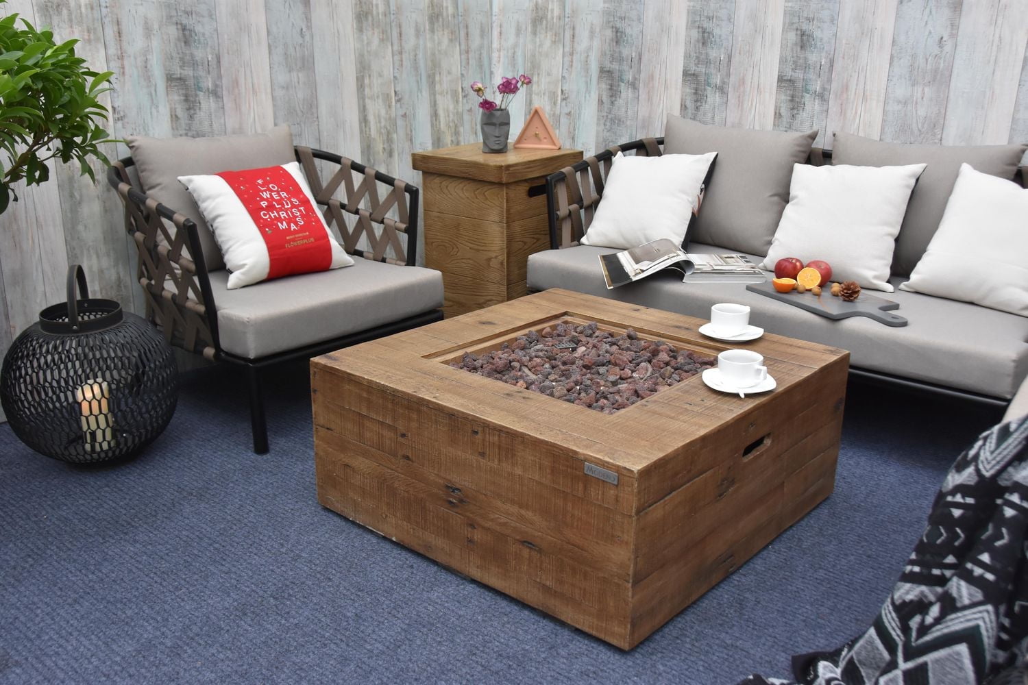 Table de feu Modeno Wilton Redwood – Béton renforcé de fibres de verre, propane liquide